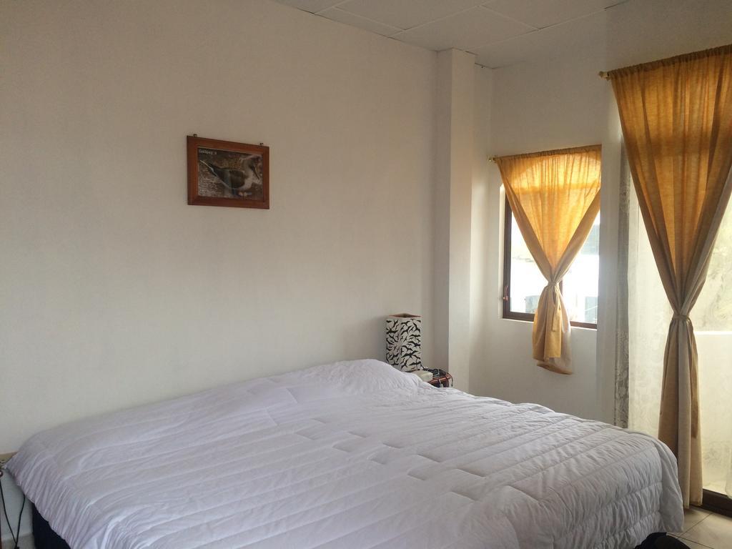 Galapagos Best Hostel Puerto Ayora Szoba fotó